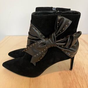 WHITE HOUSE BLACK MARKET WOMEN'S 8M BLACK BOW POINT TOE ANKLE HEELS BOOTS